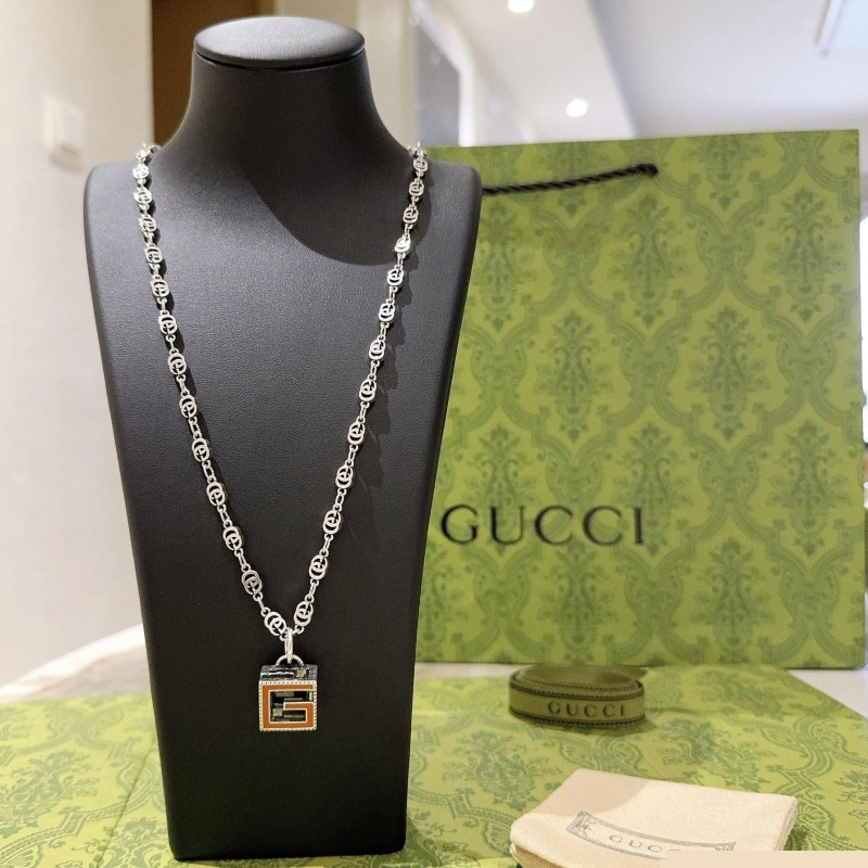 G*u*i necklaces